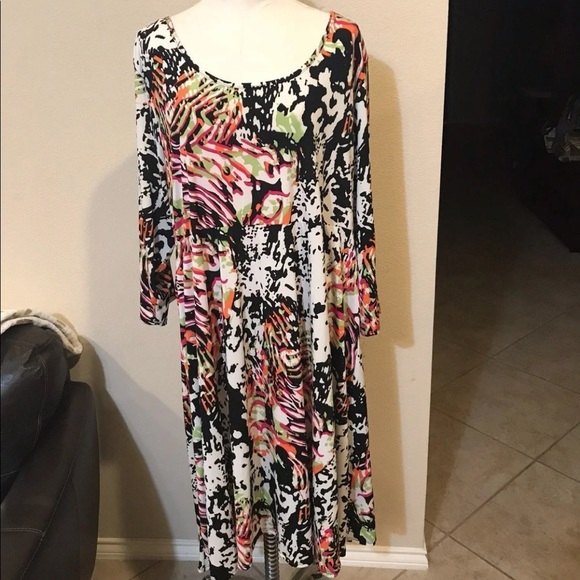 Avenue Dresses & Skirts - Avenue Printed multicolored keyhole back 26/28 NWT